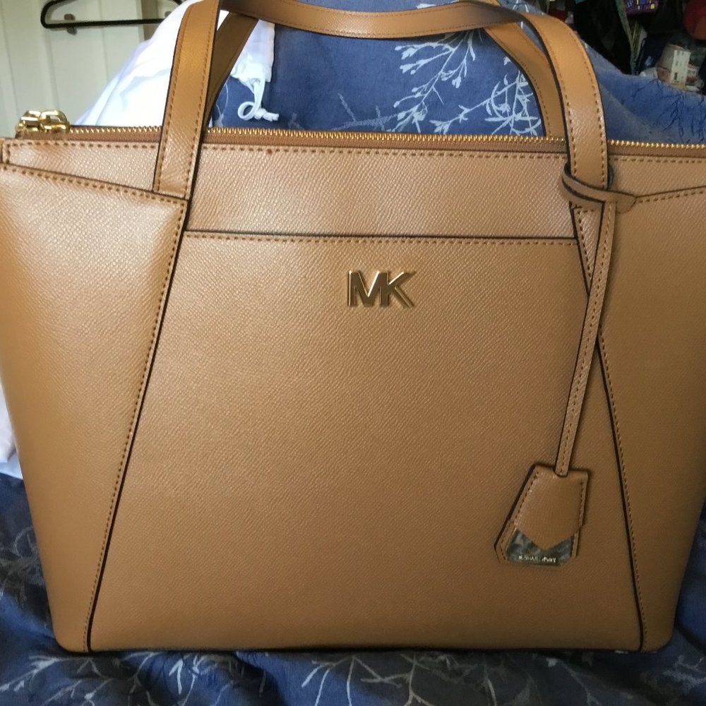 Michael Kors Maddie Medium Tote
